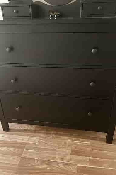 Svartbrun HEMNES byrå med spegel – IKEA