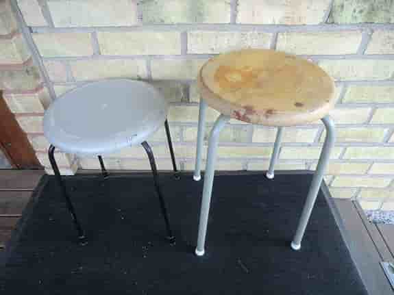 2 gamla pallar pall träpall stålben höjd 47 cm & 56 cm
