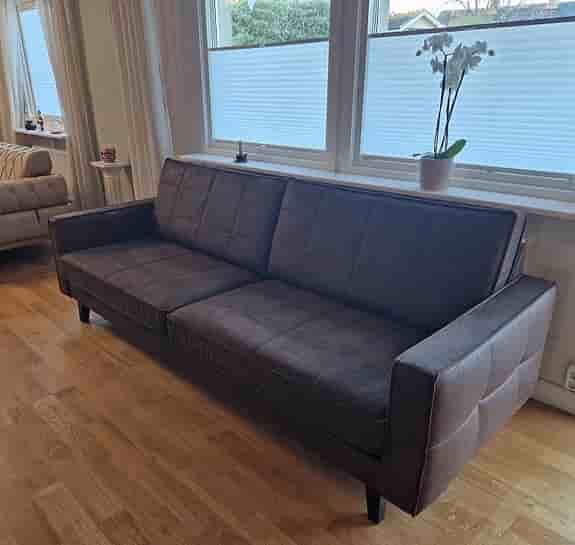 Modern 4-sitssoffa av hög kvalitet och i mycket bra skick
