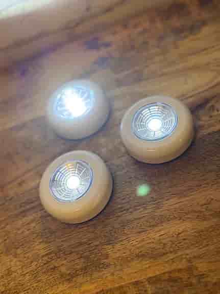 2 Wiz lampor,4större glödlampor(varmt ljus)3självhäftande spotlights,glödlampor