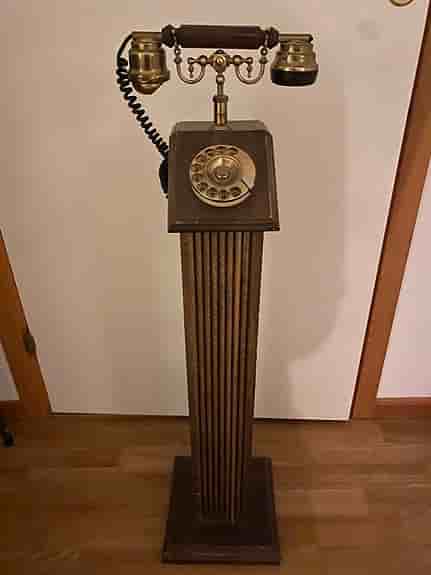 Italiensk golvtelefon i trä från mitten 1970-tal.