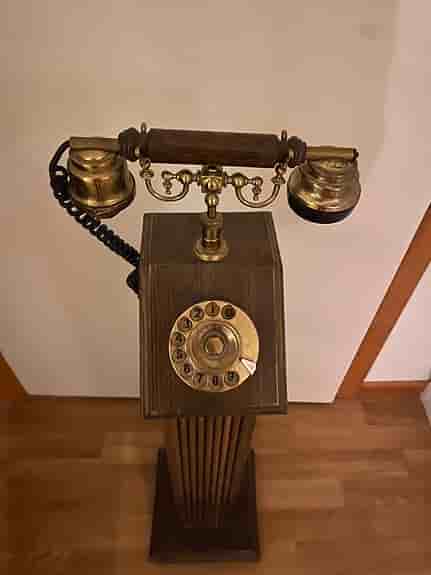 Italiensk golvtelefon i trä från mitten 1970-tal.