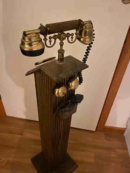 Italiensk golvtelefon i trä från mitten 1970-tal.