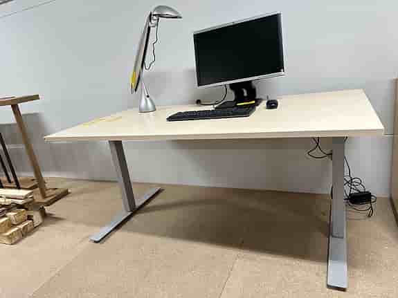 Skrivbord elektriskt höj- och sänkbart