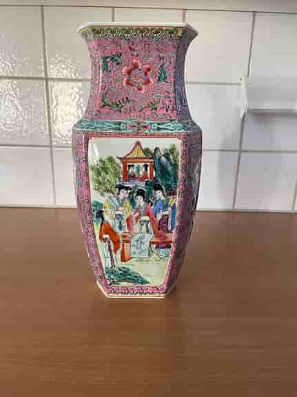 Stor kinesisk porslinsvas – famille rose-stil, ca 35 cm