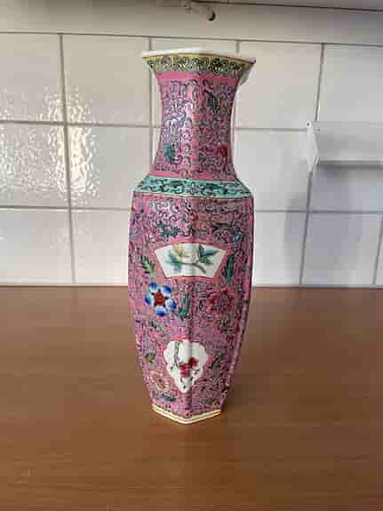Stor kinesisk porslinsvas – famille rose-stil, ca 35 cm