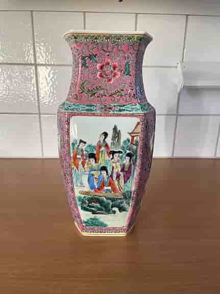 Stor kinesisk porslinsvas – famille rose-stil, ca 35 cm