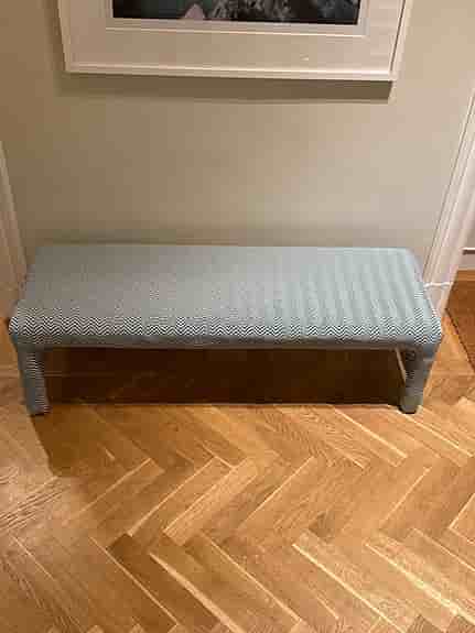 Upholstered handgjord bänk