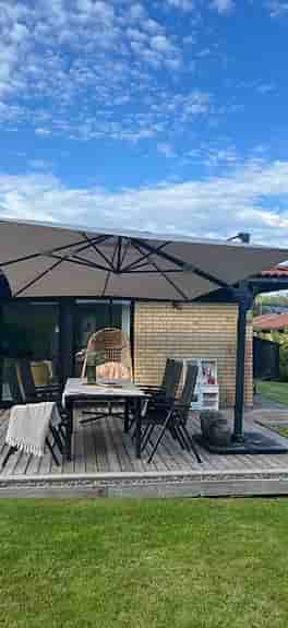 Parasol Deluxe med stativ och beige tyg, 3x4, helt ny