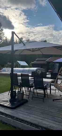Parasol Deluxe med stativ och beige tyg, 3x4, helt ny