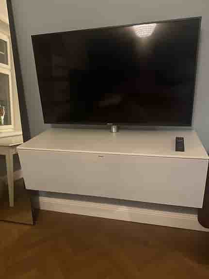 Sony TV med Spectral vägghängd förvaring samt Sonos Soundbar 50 tum