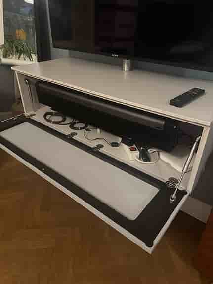 Sony TV med Spectral vägghängd förvaring samt Sonos Soundbar 50 tum