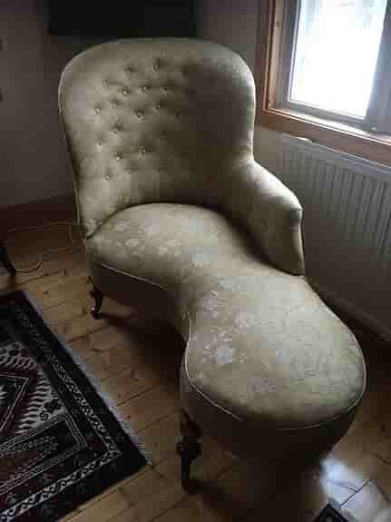 Välvårdad antik soffa