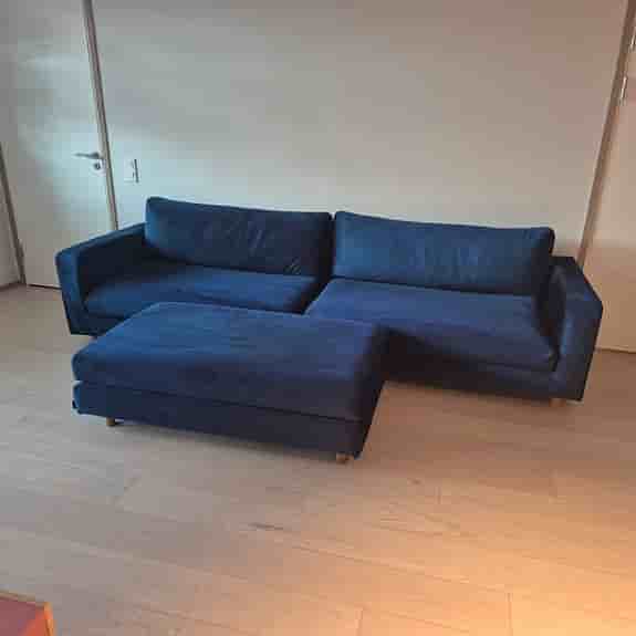 Blå soffa med puff från Sofacompany