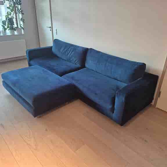 Blå soffa med puff från Sofacompany