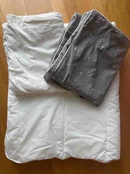 Vintertäcke för spjälsäng 100x120 cm + 2 påslakan (grått & vitt)