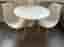Stilren matgrupp – runt vitt bord med 2 designstolar