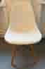 Stilren matgrupp – runt vitt bord med 2 designstolar