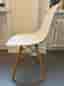 Stilren matgrupp – runt vitt bord med 2 designstolar