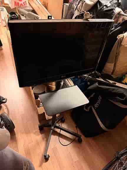 LG 26” TV på stativ
