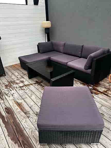 Soffa med 2 pallar och bord svart konstrotting