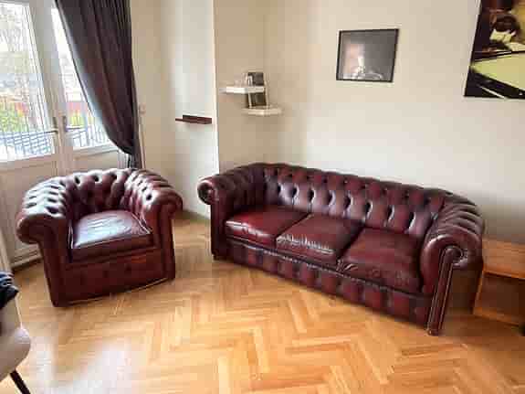 Chesterfield soffa + fåtölj i äkta läder – klassisk burgundy