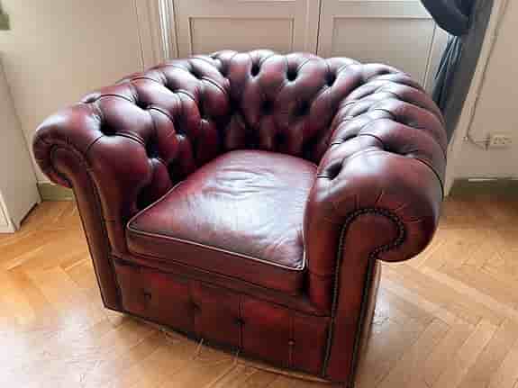 Chesterfield soffa + fåtölj i äkta läder – klassisk burgundy