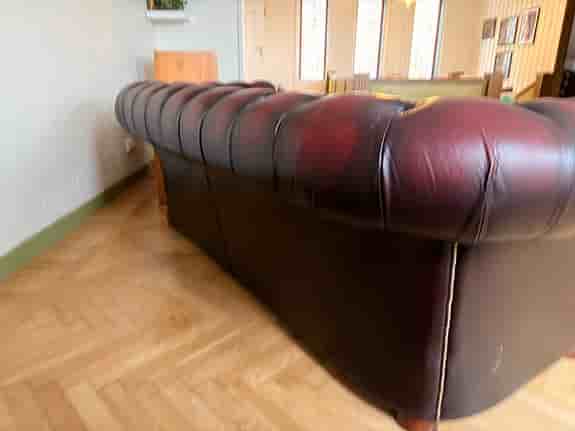 Chesterfield soffa + fåtölj i äkta läder – klassisk burgundy