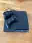 PlayStation med två kontroller och spel