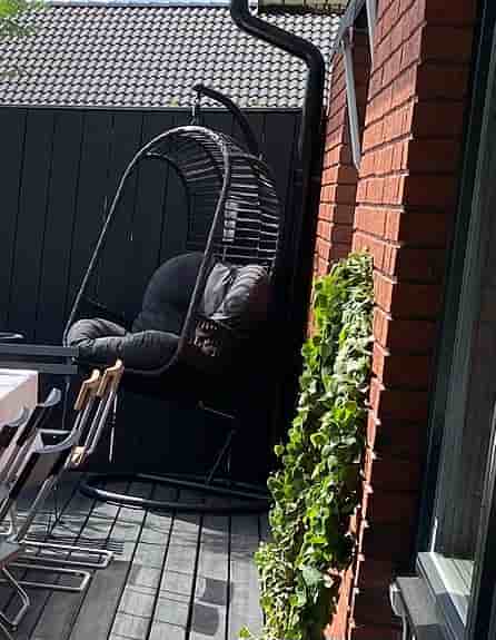 Hängstol för uteplats med svart stativ