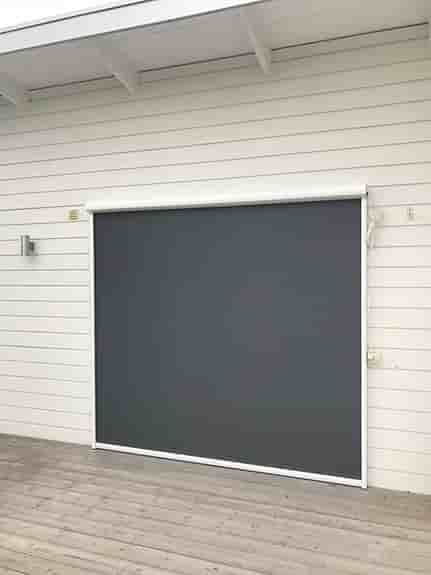 Vit Zip Screen markis med Somfy io motor