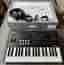 Korg Wavestate Mk II synt, med hörlurar, audiosladd och nätadapter