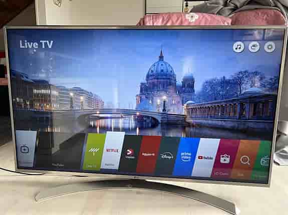 LG TV 49” UHD 4K Smart Tv