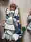 Porslinsdockor set klädda i blå och vita klänningar
