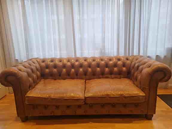 Chesterfield soffa i brunt läder