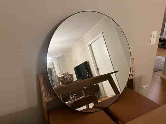 Rund spegel med svart ram 80 cm i diameter