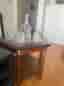 2 sidobord med glasskiva