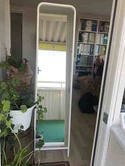 Praktisk spegel för att stå på golvet eller hänga på väggen