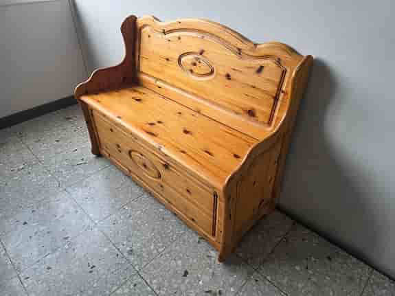Träsoffa med förvaring