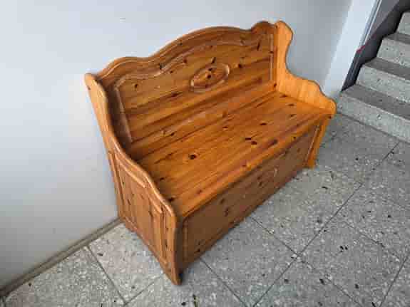 Träsoffa med förvaring