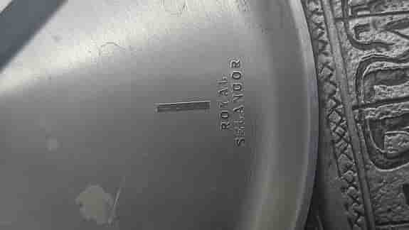 Royal Selangor väggklocka – Tenn / Pewter Unik reliefdesign Vintage designklocka