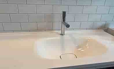 Tvättställ Vedum Flow Top Solid White 1500x525 – inkl. kran