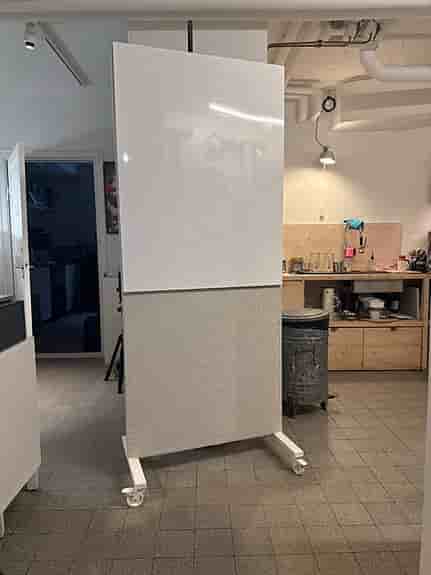 IKEA MITTZON rumsavdelare med whiteboard och textil grå på hjul