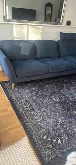 Soffa 4 sits Madison