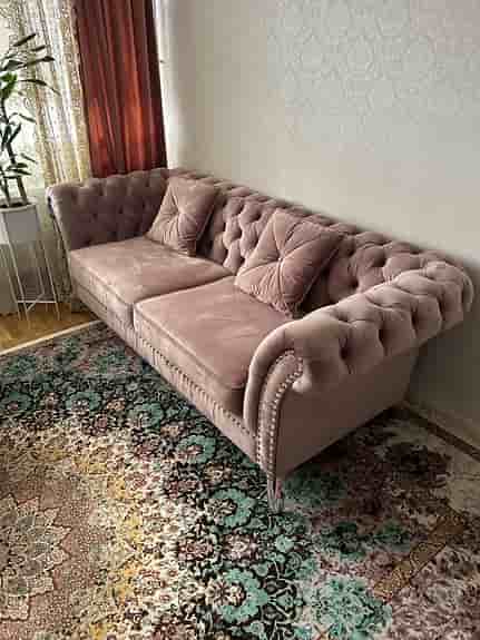 Elegant rosa sammetssoffgrupp i chesterfield-stil