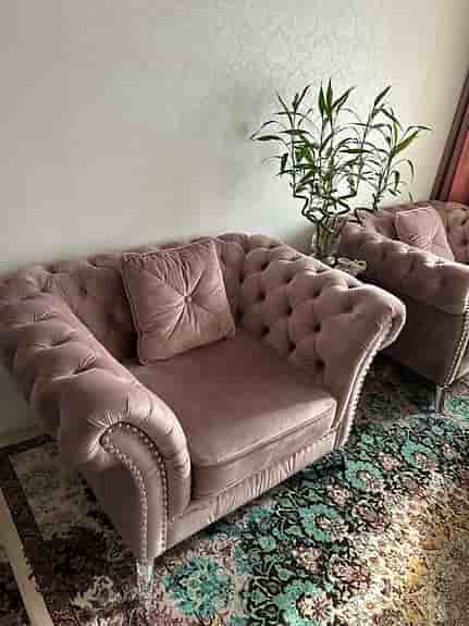 Elegant rosa sammetssoffgrupp i chesterfield-stil
