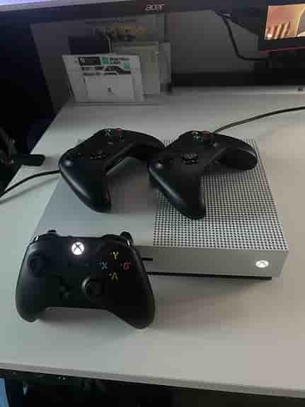 Microsoft Xbox One S spelkonsol vit + 3 Handkontroller svart