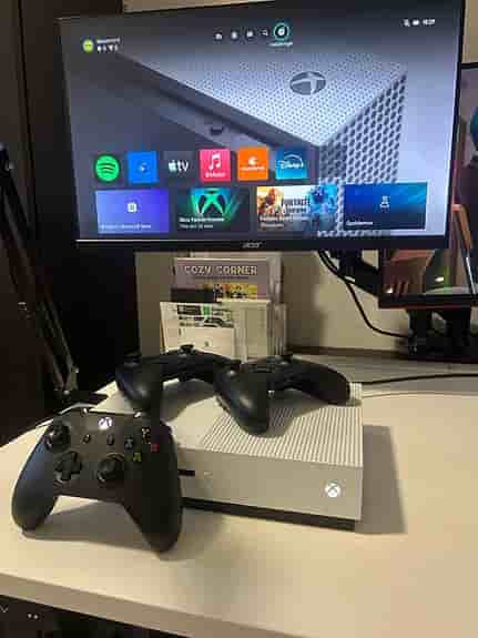 Microsoft Xbox One S spelkonsol vit + 3 Handkontroller svart