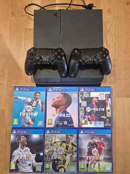 Sony Playstation 4 spelkonsol svart med två handkontroller och FIFA-spel