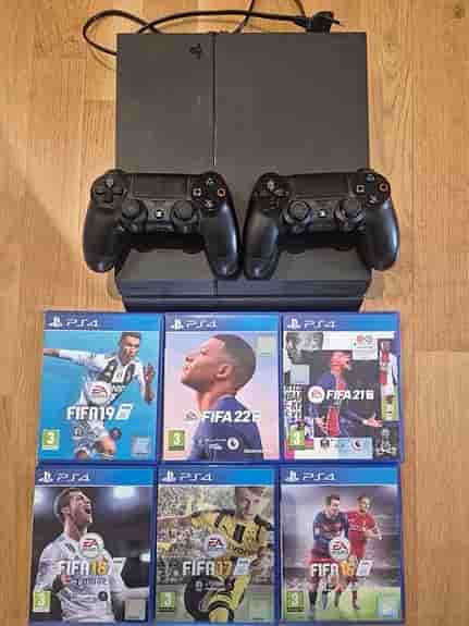 Sony Playstation 4 spelkonsol svart med två handkontroller och FIFA-spel